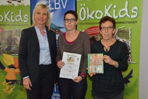 Die bayerische Umweltministerin Frau Ulrike Scharf verleiht den Preis an Frau Daniela Gröschner-Gockell und Frau Elisabeth Riahi 